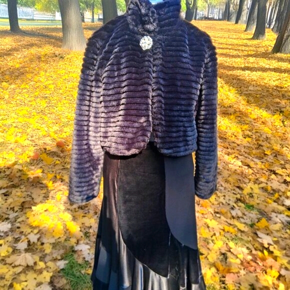Melanie Lynn Faux Fur Jacket with Crystal broach Button XL - Picture 2 of 8